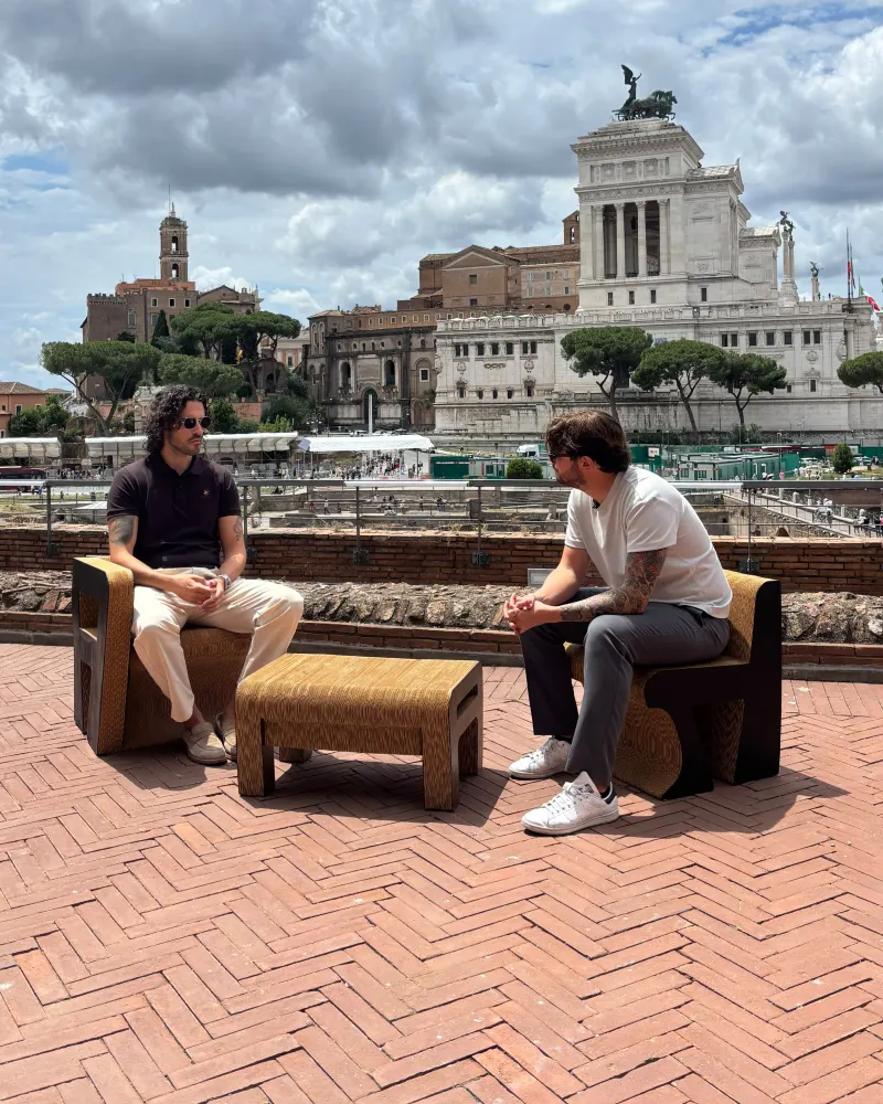 Giuseppe seduto a parlare con una persona, a Roma