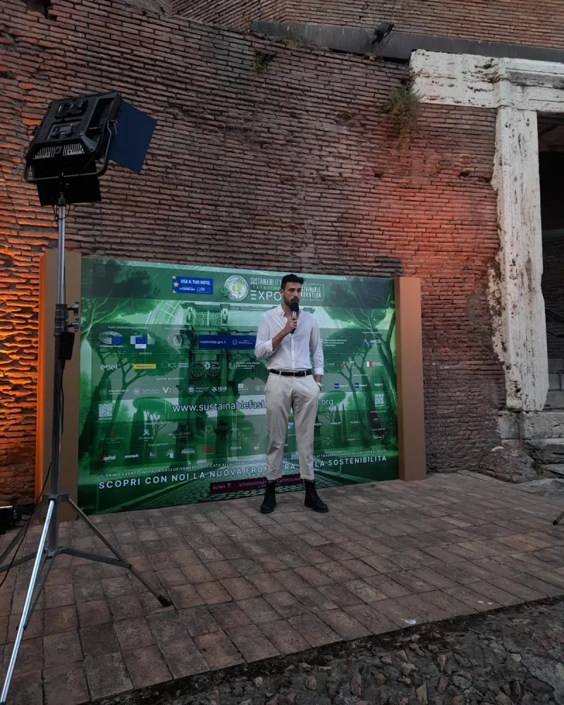 Giuseppe sul palco, al microfono