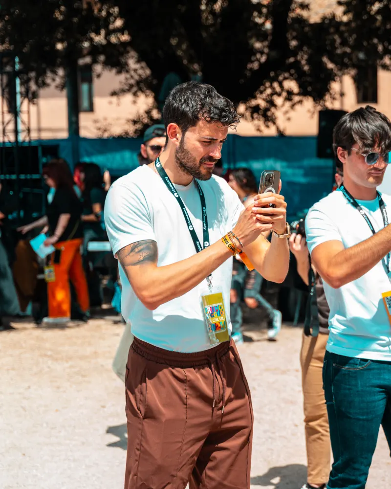 Giuseppe che riprende con il telefono durante un evento