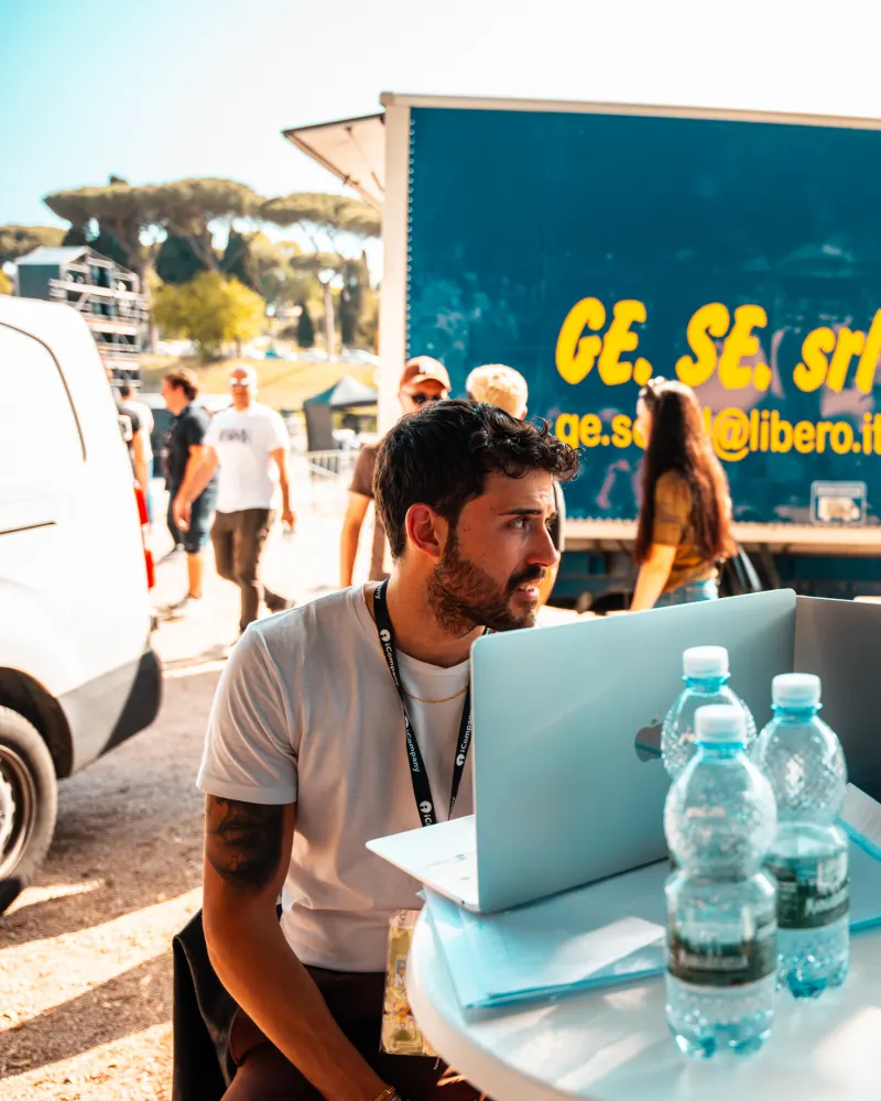 Giuseppe al computer durante un evento